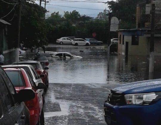 Lluvias inundan calles de San Salvador