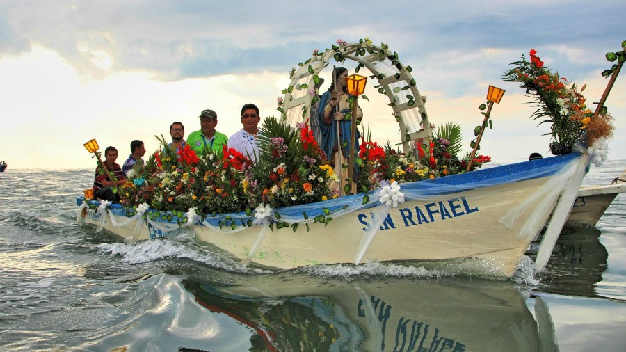 Pescadores veneran a San Rafael Arcángel