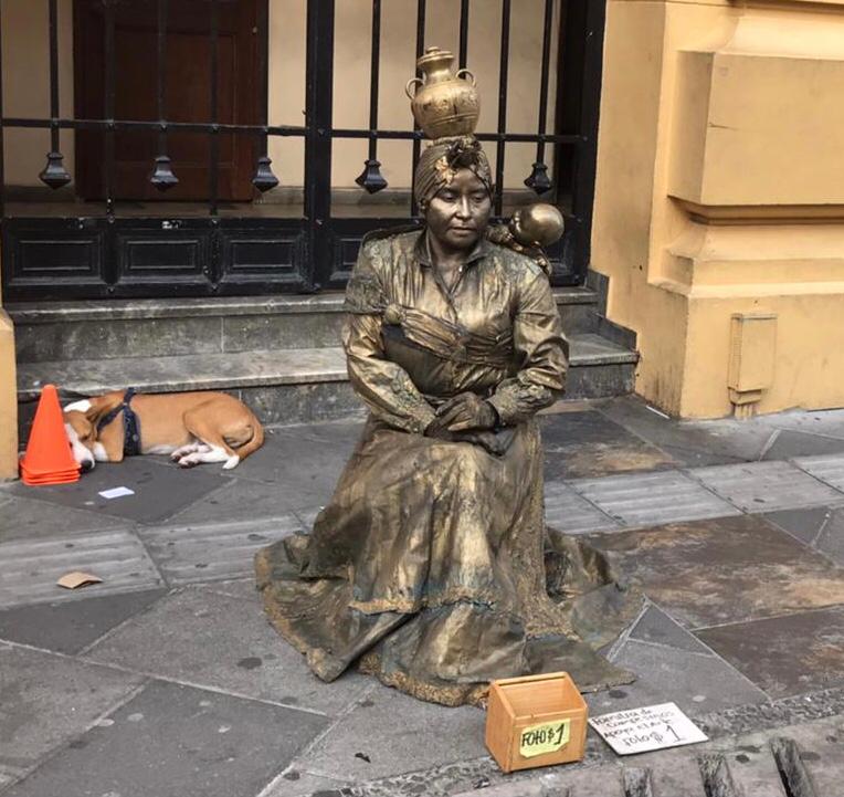 Idalia Laínez, la estatua viviente que rinde tributo a la familia
