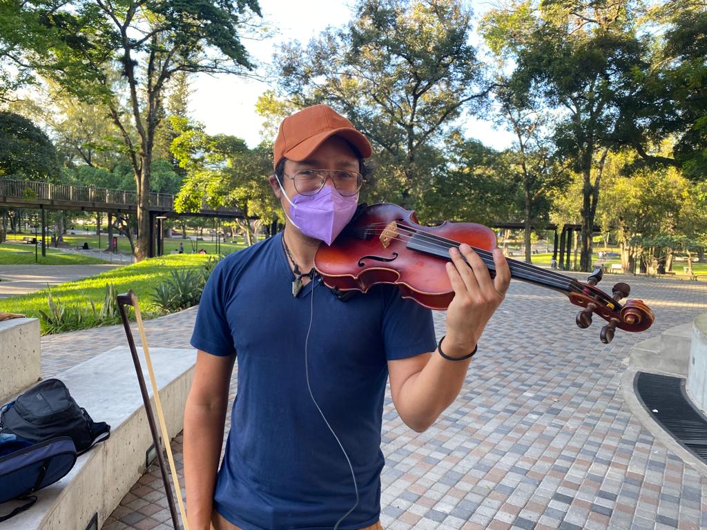 Mauro Lara el violinista que se gana la vida en la calle