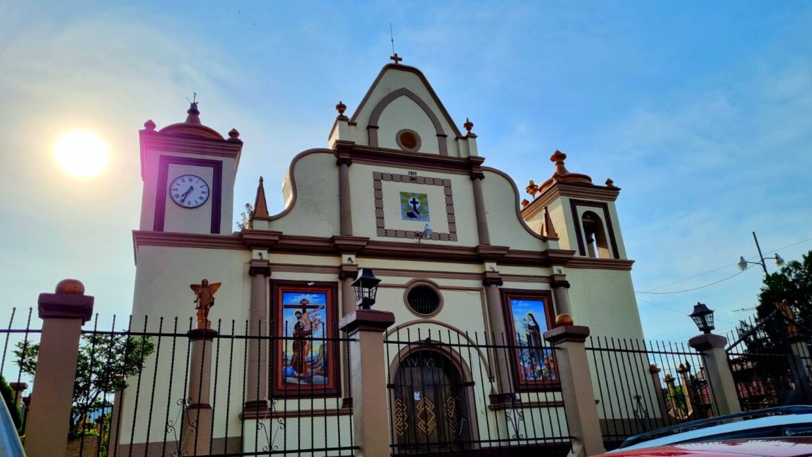 No podrás resistir la belleza arquitectónica de muchas iglesias coloniales en El Salvador